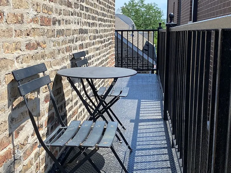 Pilsen 1820 Throop — Photo 31