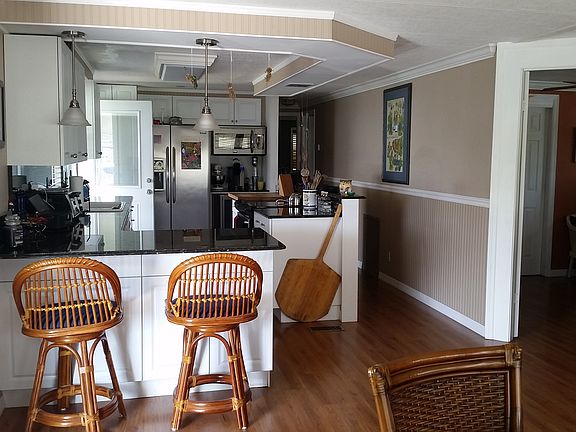 4th image of 241 NE Sunshine Ln