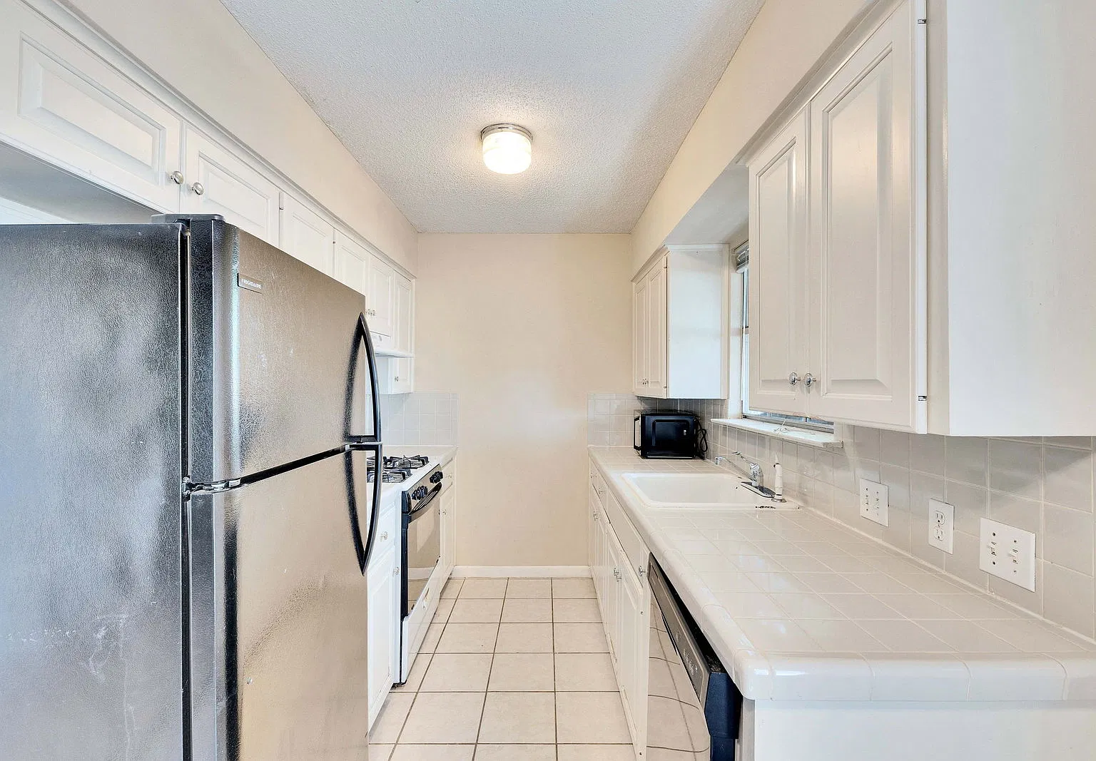 2 bed, 1.0 bath, 1717 sqft, $1,675 — Photo 2