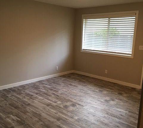 4th image of 1122 NE 142nd Ave Unit D