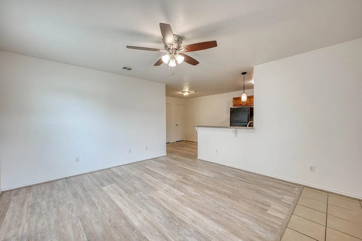 Building Photo - 1511 N Claremont Cir