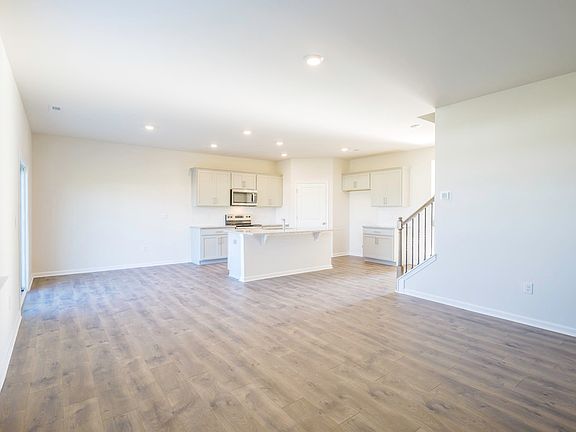 5th image of 203 Moore Creek Dr