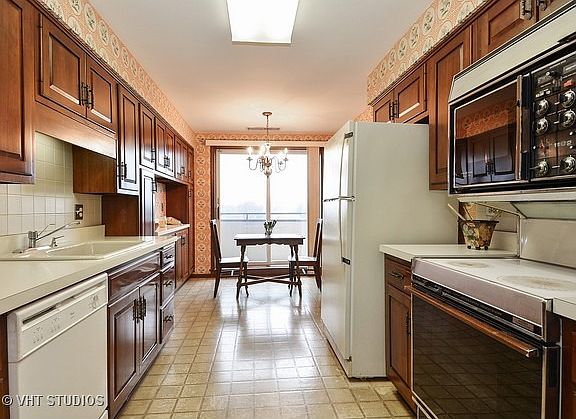 3rd image of 7201 N Lincoln Ave APT 508