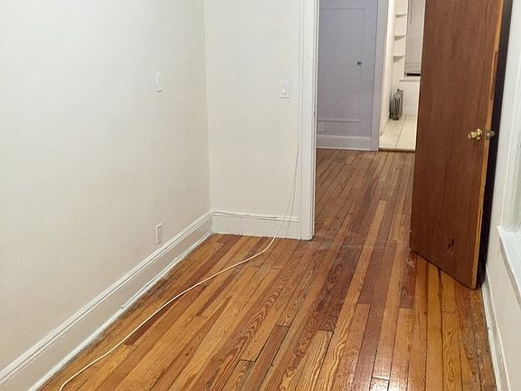 4th image of 3403 42nd St APT 3R