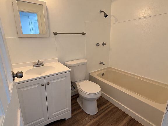 4th image of 2344 W Hopkins St #1