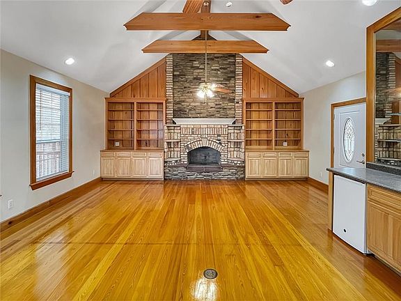 3rd image of 631 Labarre Rd