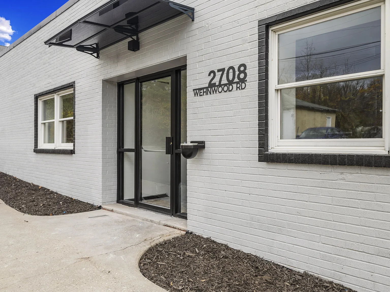 Wehnwood Court Apartments — Photo 3