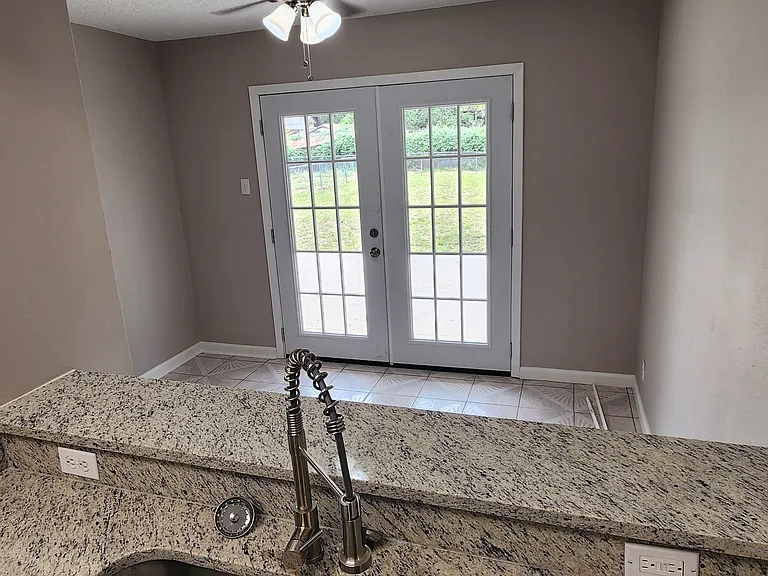 606 Crockett St — Photo 5