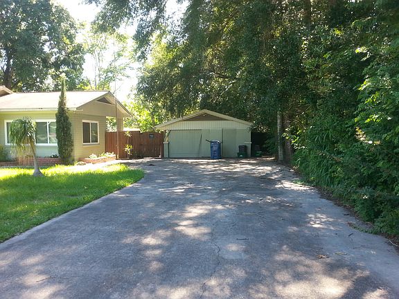 drive way with ample parking