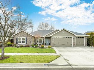 2046 Black Hawk Dr, Medford, OR