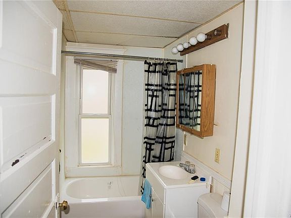 5th image of 76 Clarence Ave
