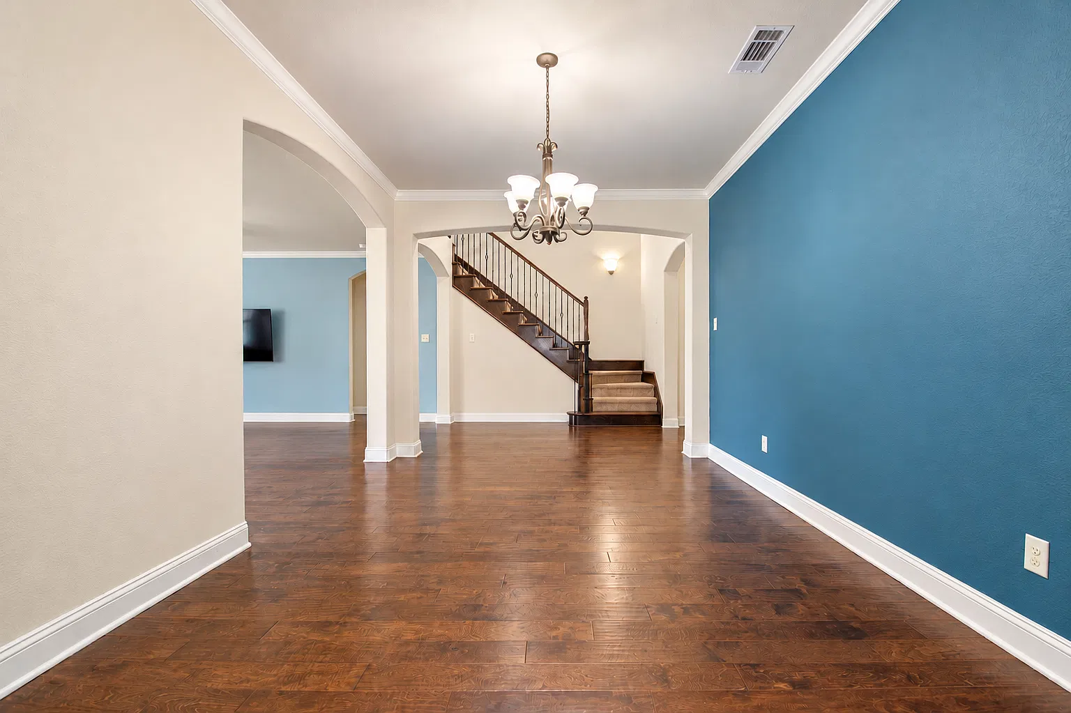 4 bed, 2.5 bath, 2921 sqft, $3,200 — Photo 3