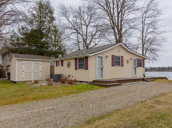 23014 Lake Shore Dr, Gobles, MI 49055