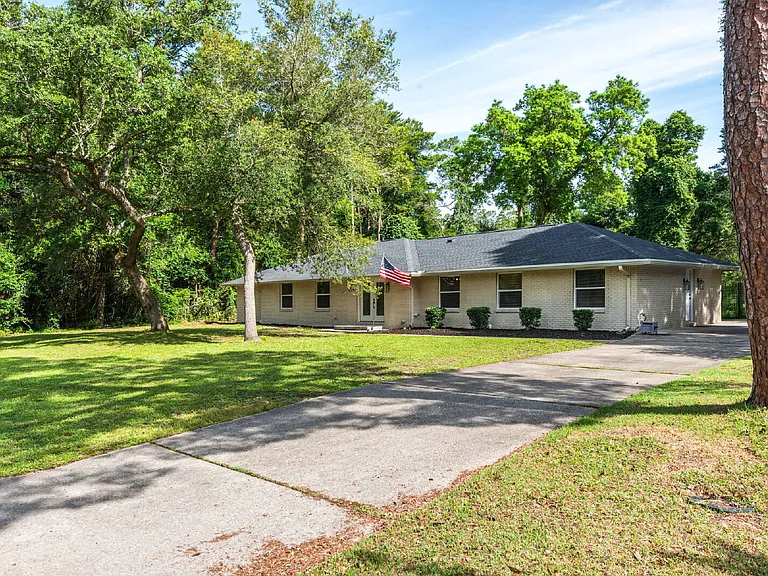 2507 Edgewater Dr — Photo 1