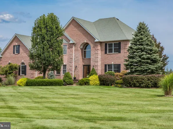 2 Roosevelt Ave, Pennington, NJ 08534