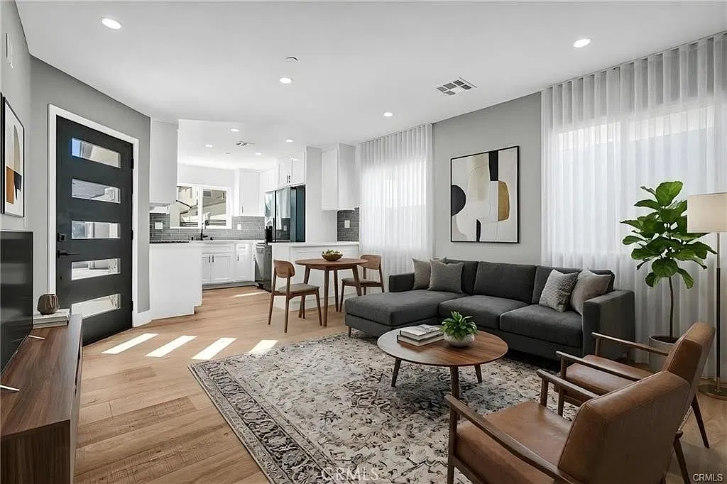 2 bed, 750 sqft, $3,600 — Photo 3