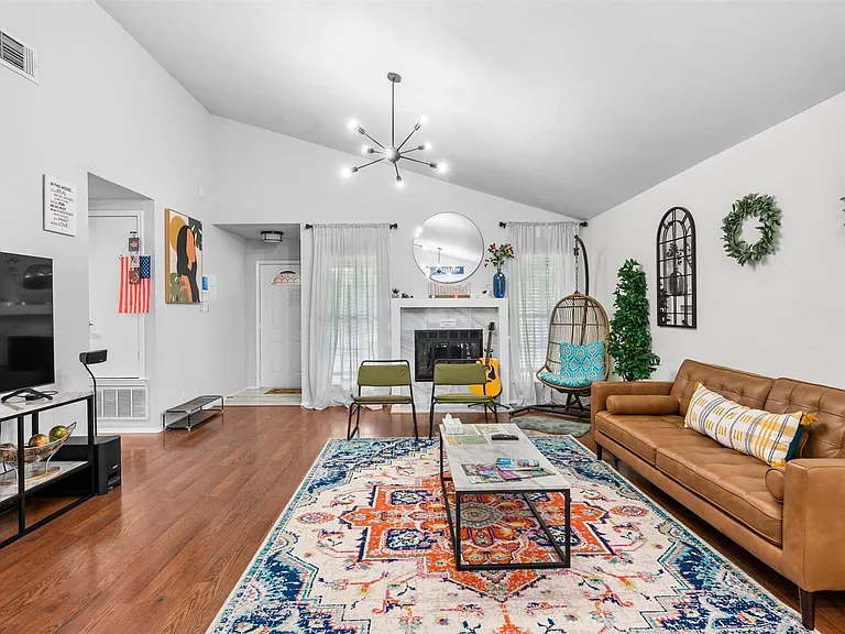 512 Edwards Dr — Photo 5