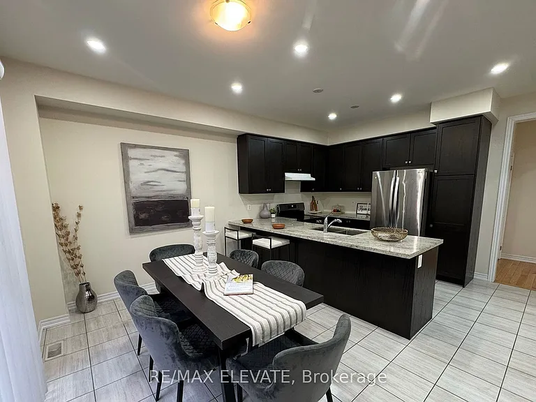 1187 Enchanted Cres — Photo 2