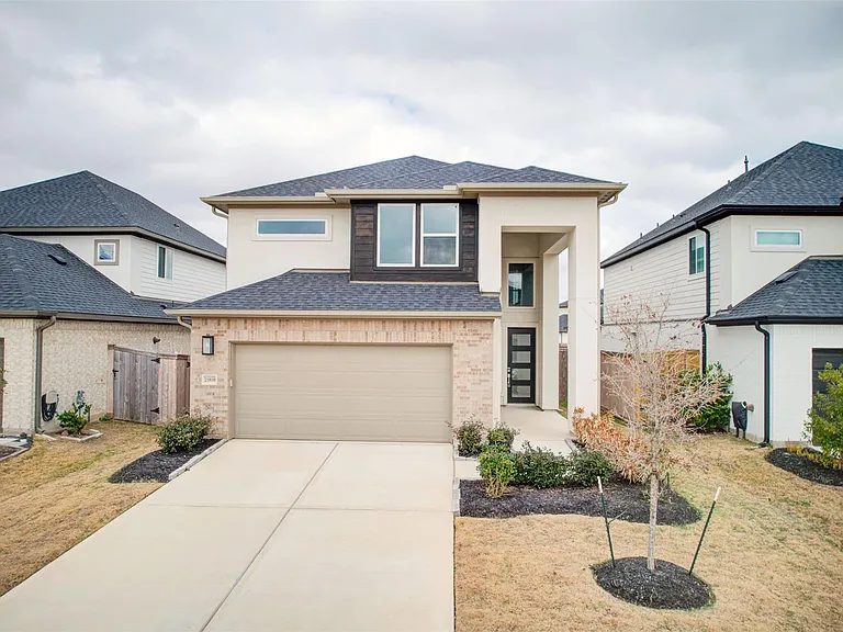 21818 Fitzroy Manor Ln — Photo 1