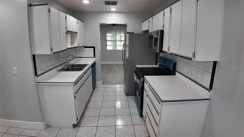 2 bed, 2.5 bath, 1174 sqft, $2,100 — Photo 2