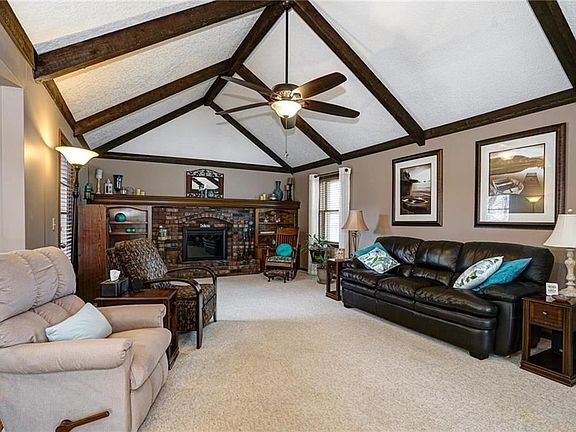 4th image of 401 SE Brentwood Dr