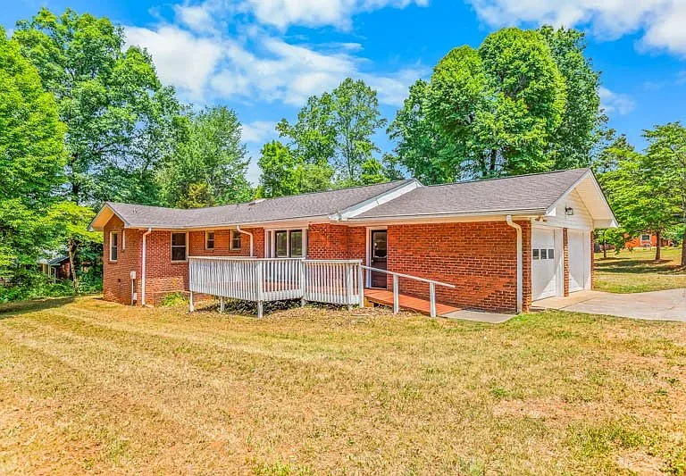 1226 Twin Oak Dr — Photo 5