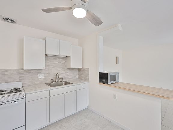 4th image of 2035 Edgewater Dr APT 6
