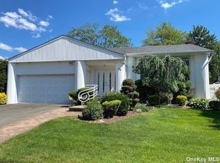 92 Country Dr, Plainview, NY 11803