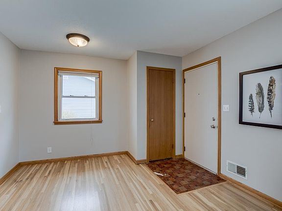 4th image of 1041 Lynde Dr NE