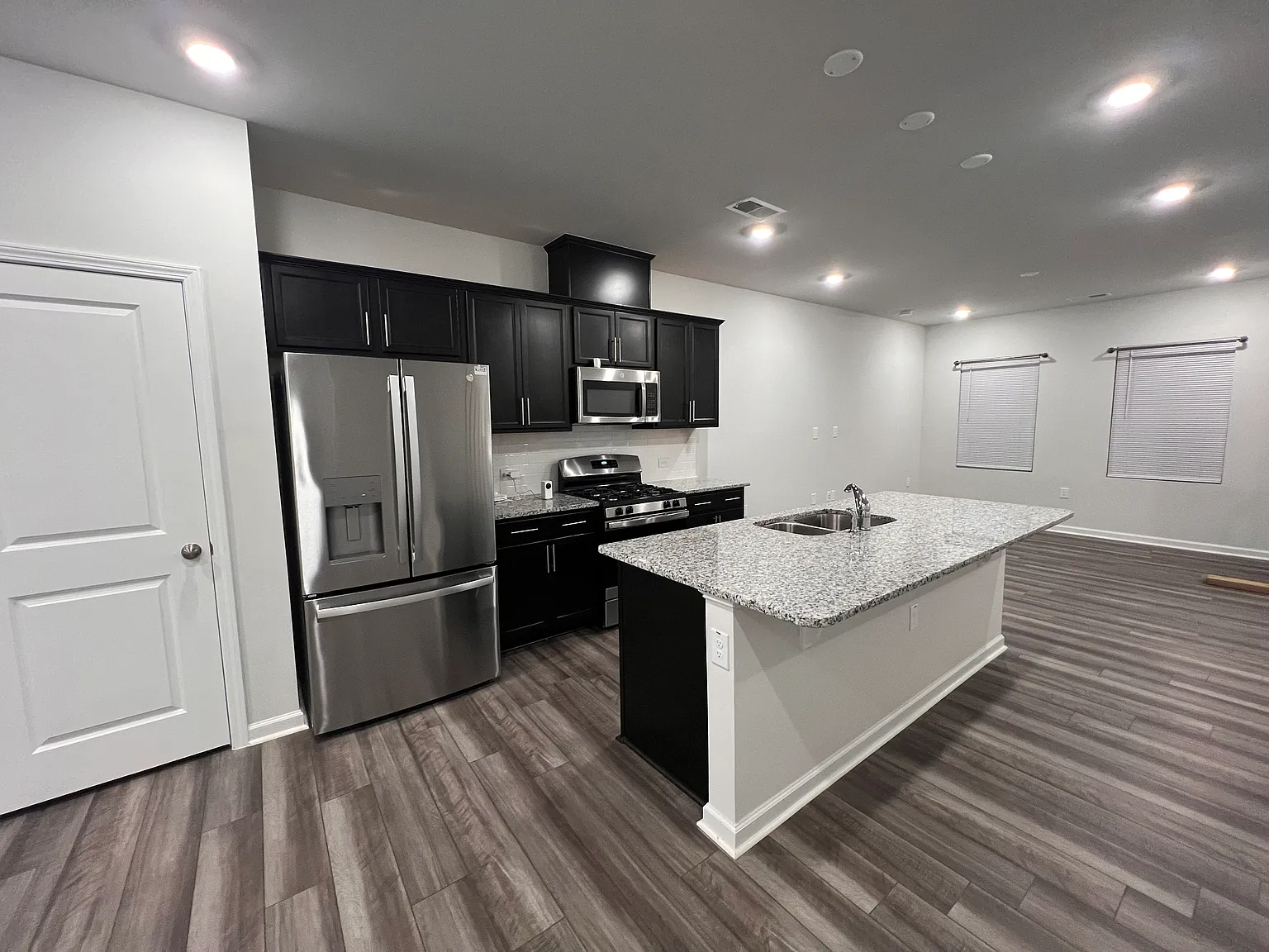 2 bed, 2.5 bath, 1400 sqft, $1,765 — Photo 2