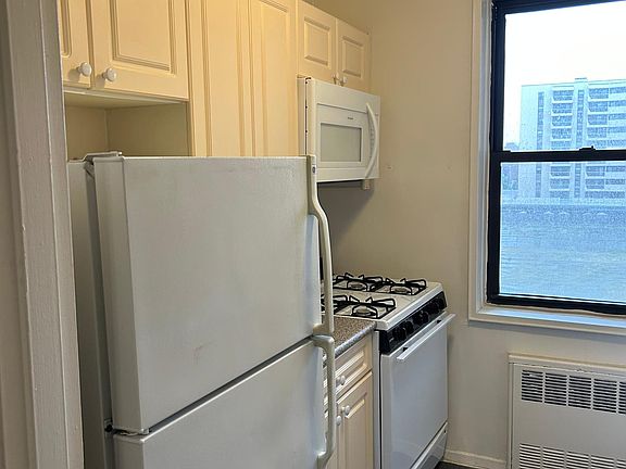 4th image of 10 Monroe Blvd APT 5