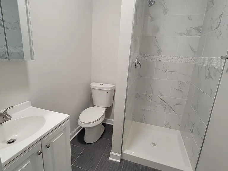 2140 S Fairfield Ave #3F — Photo 8