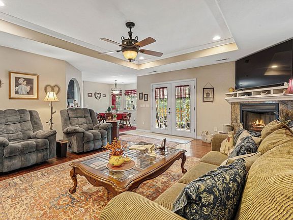 4th image of 7 Dunstable Dr