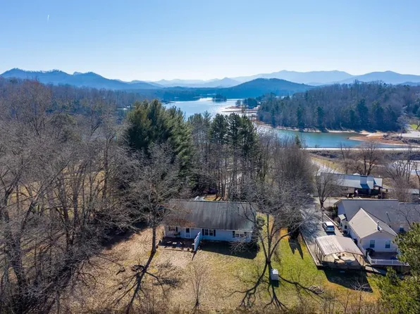 943 Chatuge Ln, Hayesville, NC 28904