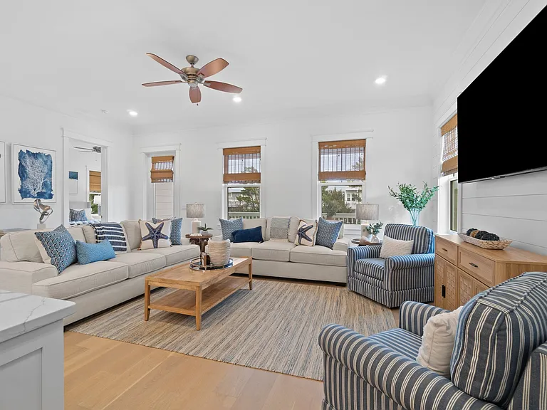 49 Seaboard Ln — Photo 9