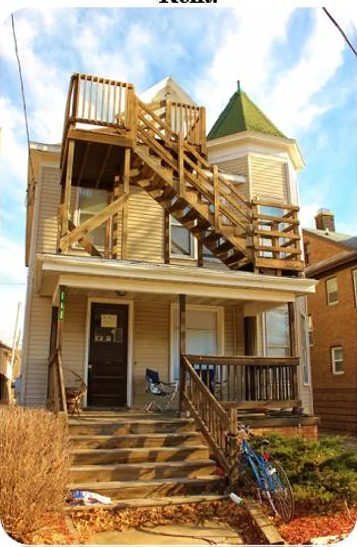 6bd + 2 Den Bucky House On N Randall Ave Best Tailgating House — Photo 1
