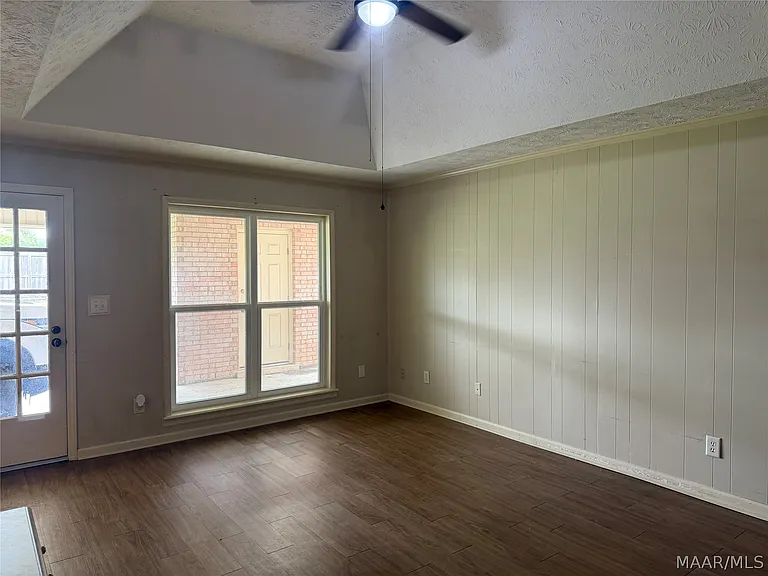 803 Summer Ln — Photo 5