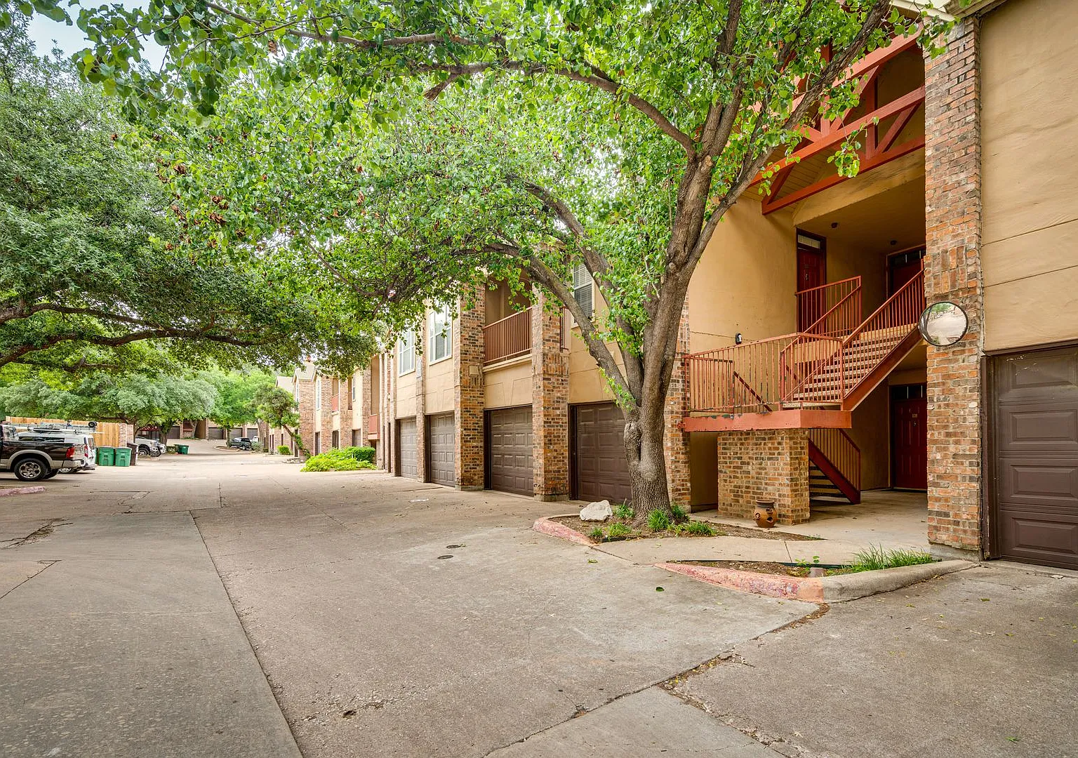 Spacious 1BR / 1BA with private garage — Photo 1