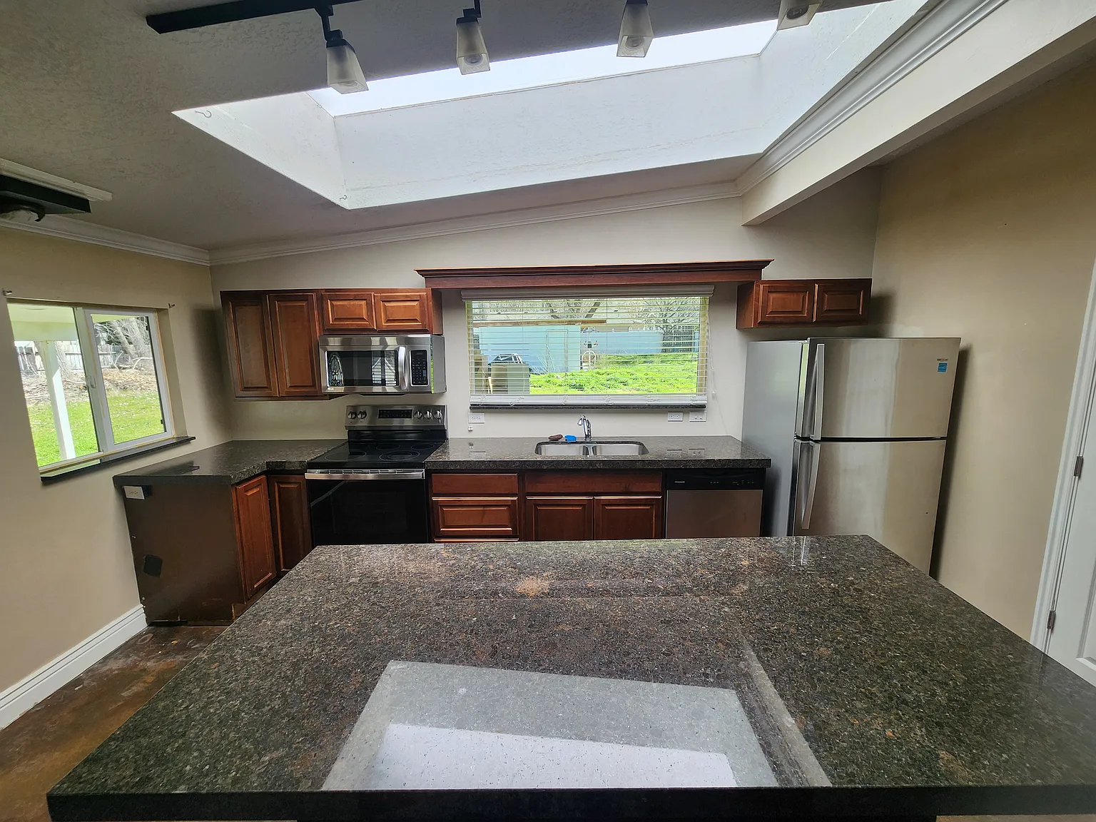 1650 Fowler Ave — Photo 2