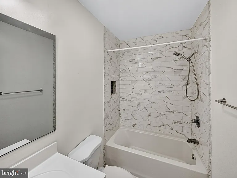 208 21st St NE #1 — Photo 7