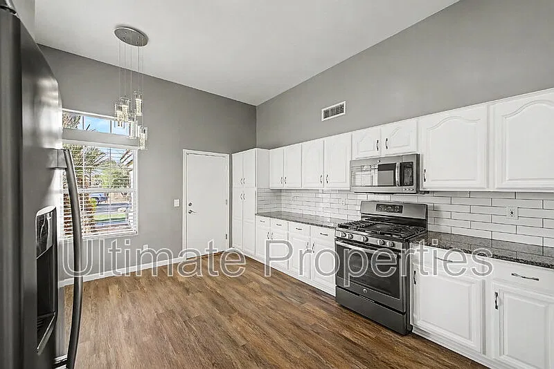 3 bed, 2.0 bath, 1760 sqft, $2,095 — Photo 4