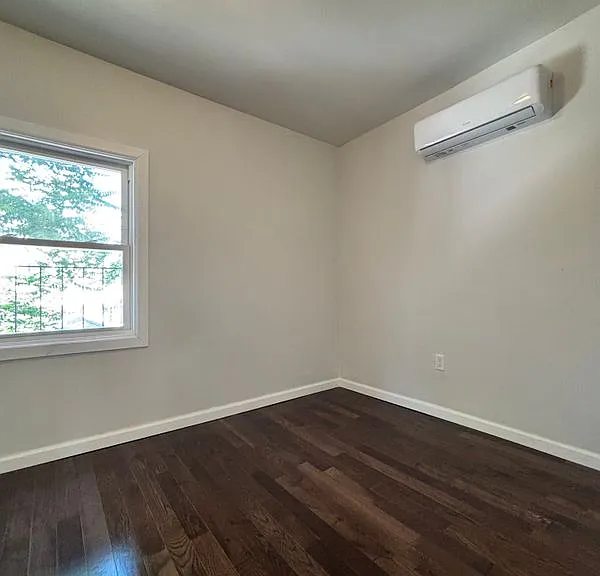 837 Penfield St — Photo 9