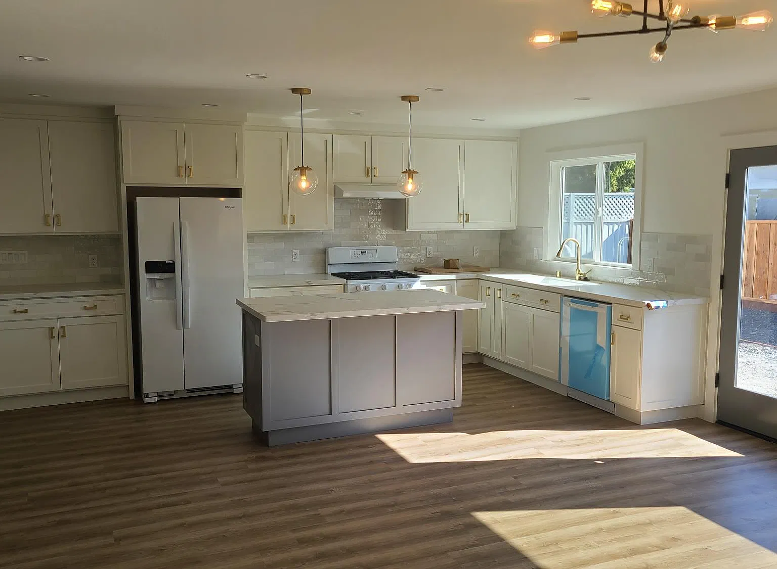 4 bed, 1398 sqft, $5,600 — Photo 2