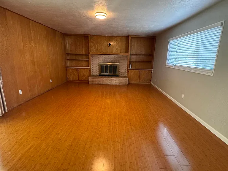1205 Valencia Dr NE — Photo 9