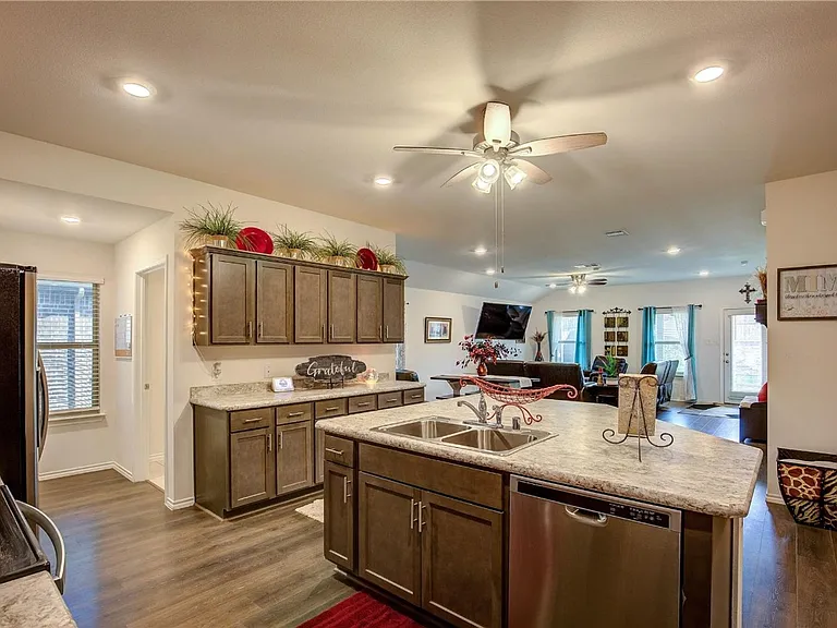 1004 Basswood Ln — Photo 16
