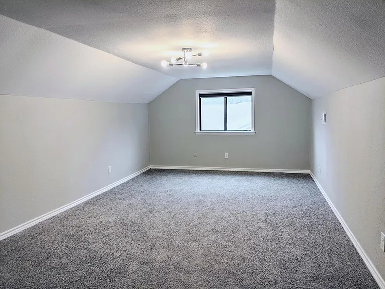 703 Rosedale Dr — Photo 6