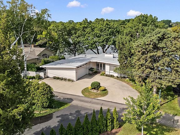 5th image of 1879 Long Pointe Dr