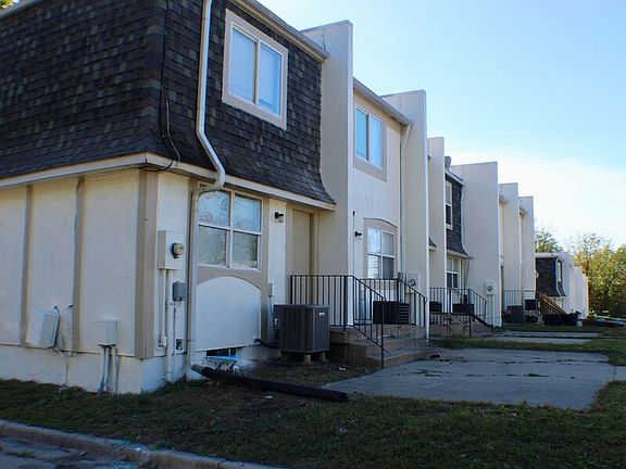 3rd image of 2602 Delavan Ave