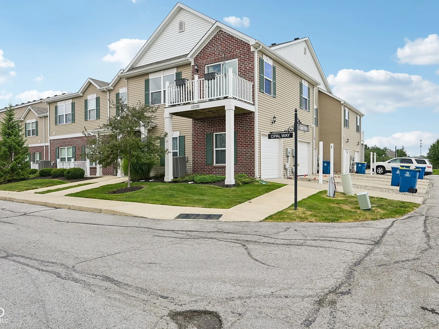 2 bed, 1.0 bath, 1048 sqft, $1,600 — Photo 2