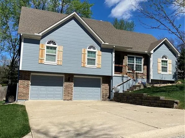 2109 SW Brookshire Dr, Blue Springs, MO 64015